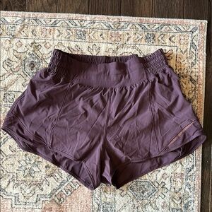 Lulu lemon Women’s Hotty Hot high rise lined 2.5” size 6 short